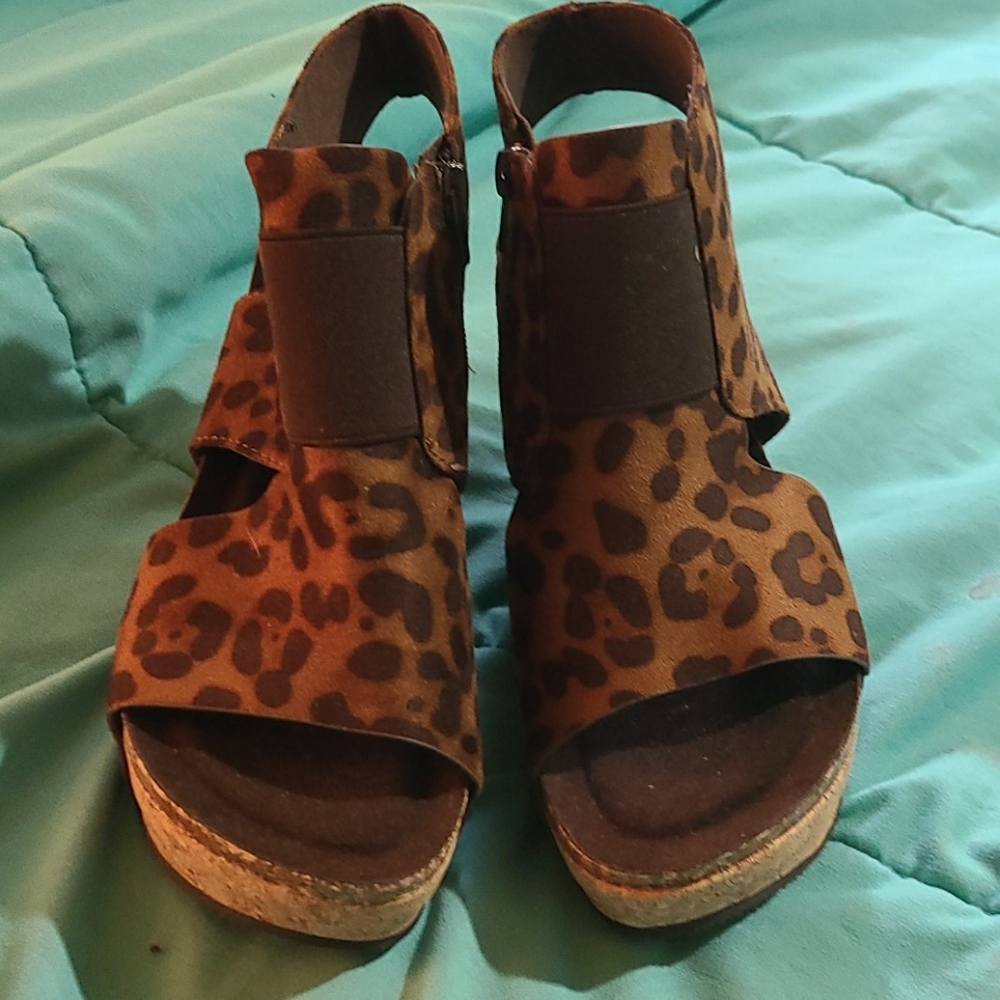 Womans Two tone brown leopard wedges Sz 6.5